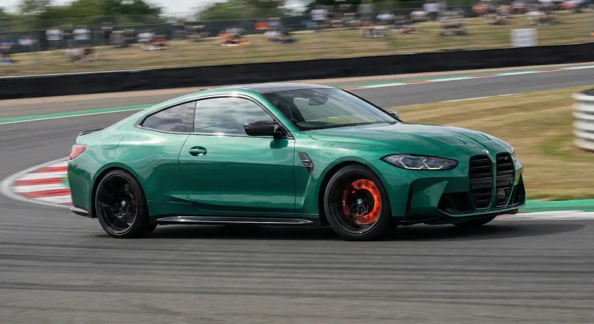 BMW M4 G82 Competition dynamisch auf der Rennstrecke in Kurvenfahrt