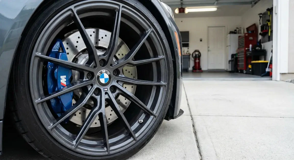 Hochleistungs-Bremsanlage mit gelochter Scheibe am BMW M4
