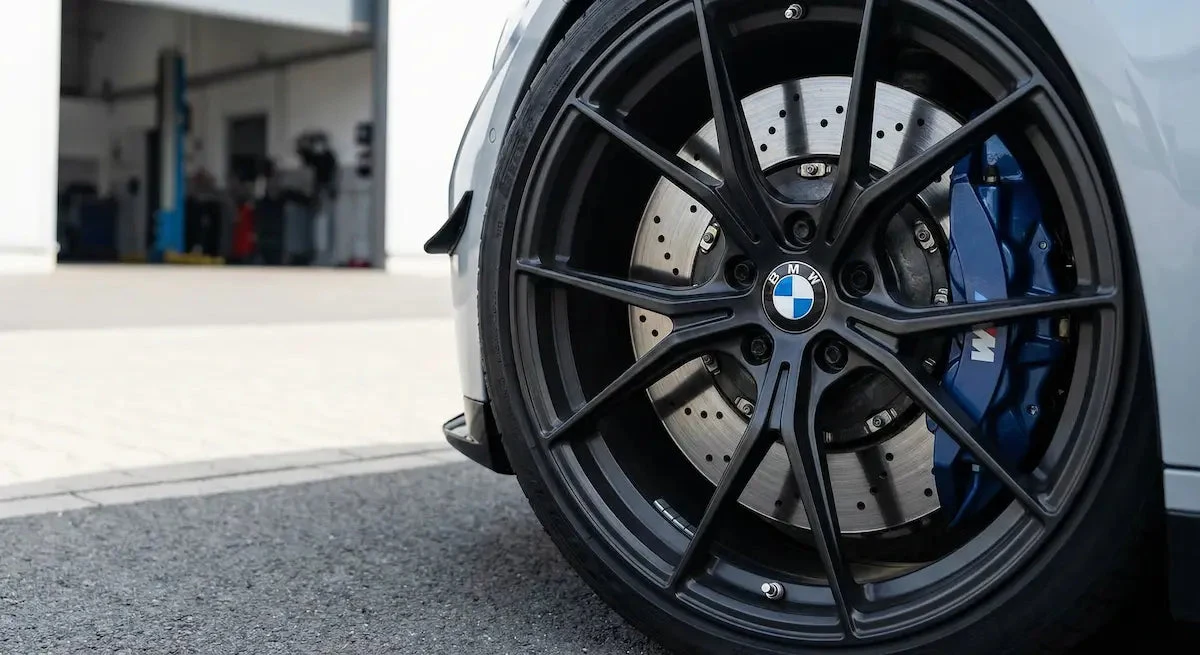 Hochleistungs-Bremsanlage mit gelochter Scheibe am BMW M4 G82