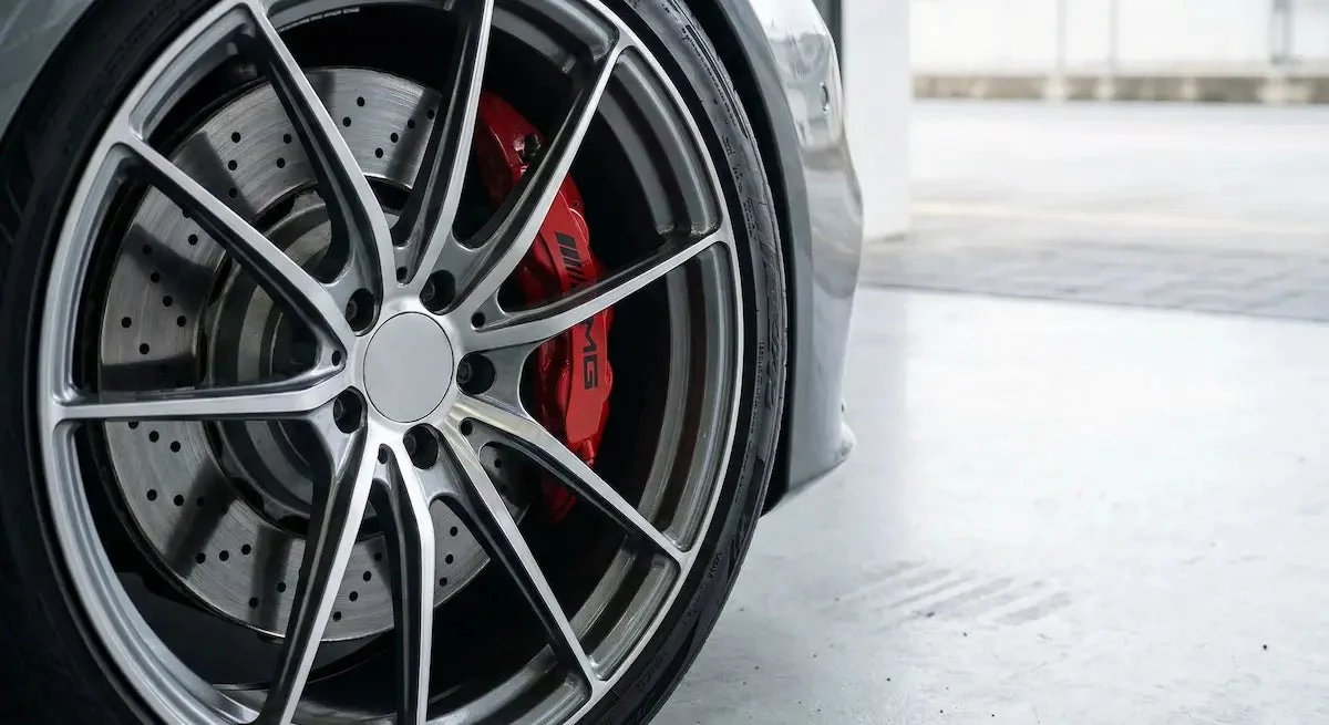 Hochleistungs-Bremsanlage mit gelochter Scheibe am Mercedes-AMG C63 W205