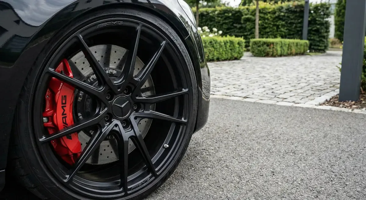 Hochleistungs-Bremsanlage mit gelochter Scheibe am Mercedes-AMG E63 W213