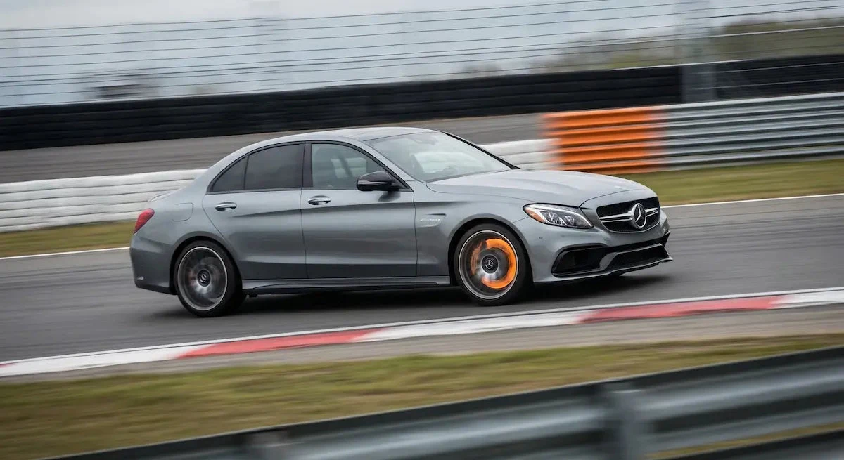 Mercedes-AMG C63 W205 dynamisch auf der Rennstrecke in Kurvenfahrt