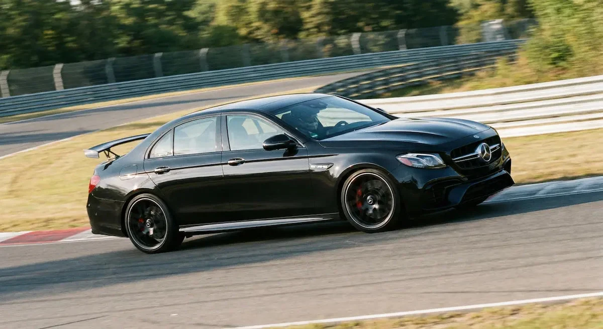 Mercedes-AMG E63 S W213 dynamisch auf der Rennstrecke in Kurvenfahrt