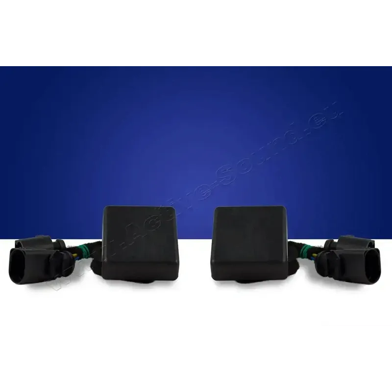 Zwei schwarze Blinkermodule Auto-Tuning-Zubehör auf blau-weißem Hintergrund