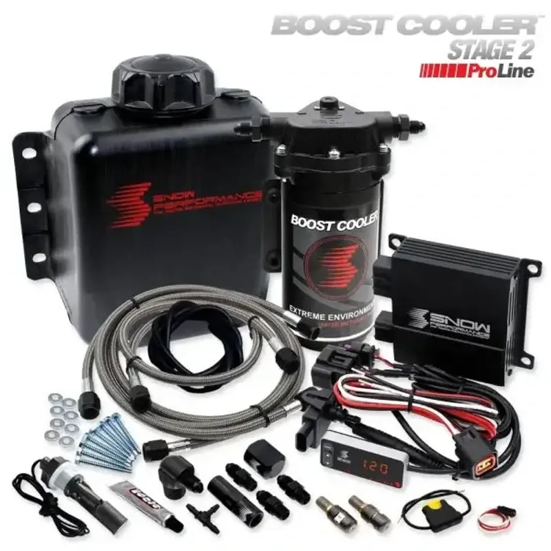 Boost Cooler Stage 2 ProLine Wassereinspritzung Komplettset für Auto-Tuning von Snow Performance, hochwertige Schläuche, Kabel, Tank und Steuergerät, zu sehen auf weißem Hintergrund im KTH Shop.